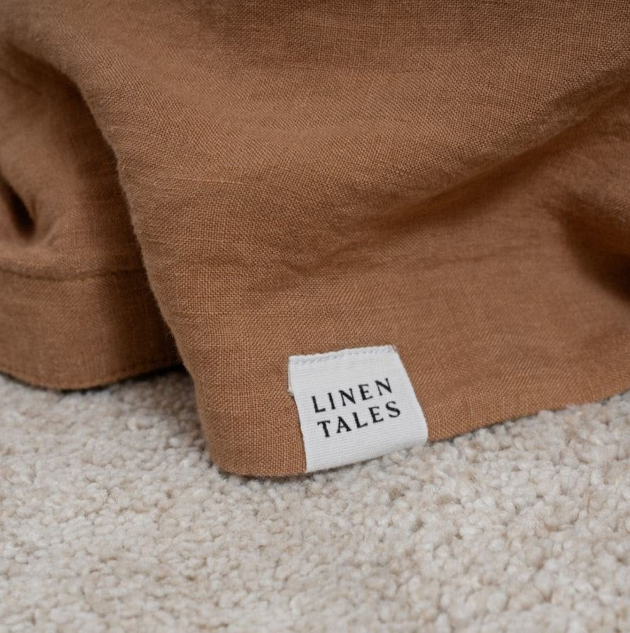 Detailaufnahme der Leinen-Bettwäsche Camel in skandinavischen Stil des litauischen Herstellers Linen Tales