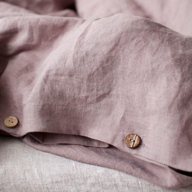 Knopfverschluss aus natürlicher Kokosnussschale beim Bettbezug Ashes of Roses aus 100% Leinen in skandinavischem Stil von Linen Tales