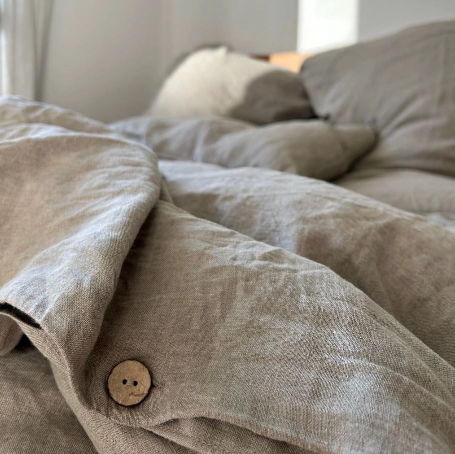 Knopfverschluss aus natürlicher Kokosnussschale beim Bettbezug Natur aus 100% Leinen in skandinavischem Stil von Linen Tales