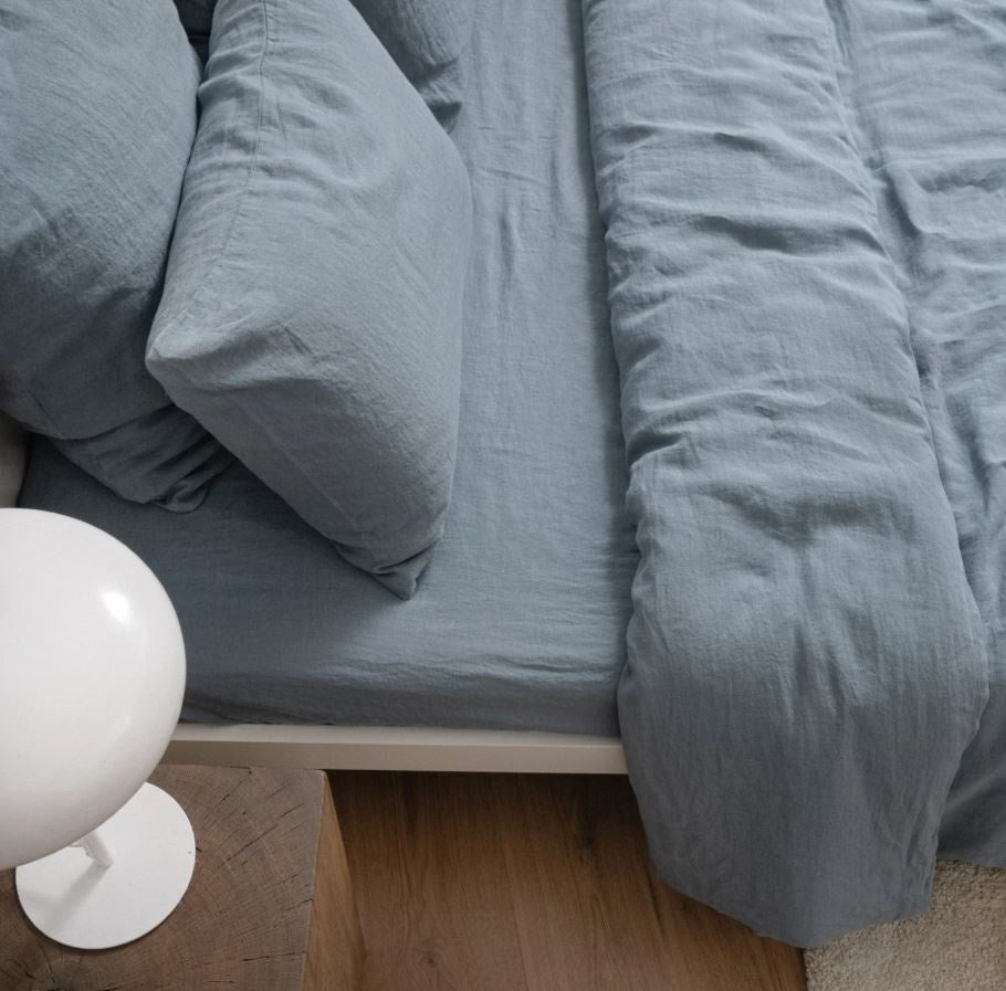 Gesund schlafen in handgefertigter Leinen-Bettwäsche Nebelblau in skandinavischen Stil des litauischen Herstellers Linen Tales
