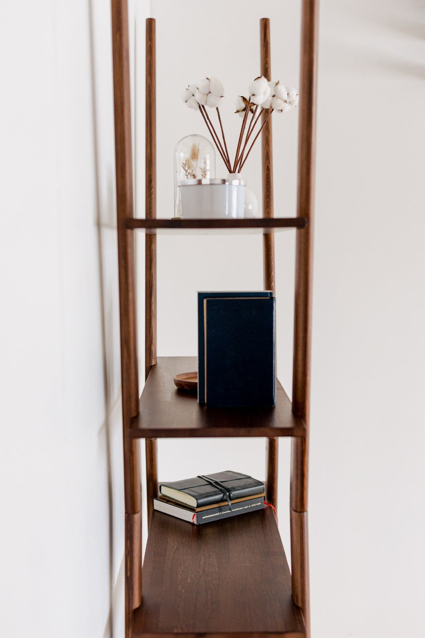 Seitenansicht von Regal AMBER X aus massiver Kiefer vor weißer Wand, Hersteller: Duck Woodworks