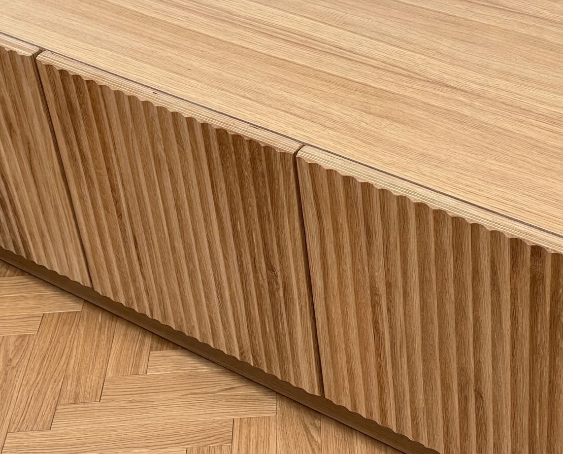Detailaufnahme der wellenförmigen Vorderfront von TV-Sideboard RIFF des Herstellers Radis