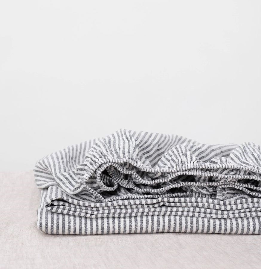 Hochwertiges Spannbettlaken aus 100% Leinen Black Stripes in skandinavischem Stil des litauischen Herstellers Linen Tales