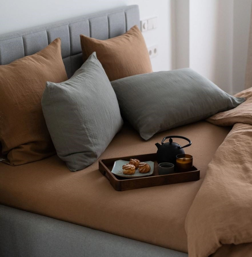 Gesund schlafen in handgefertigtem Spannbettlaken aus 100% Leinen Camel in skandinavischem Stil von Linen Tales