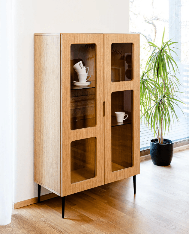 Vitrine NOBLE mit Glastüren | Design von Raul Abner