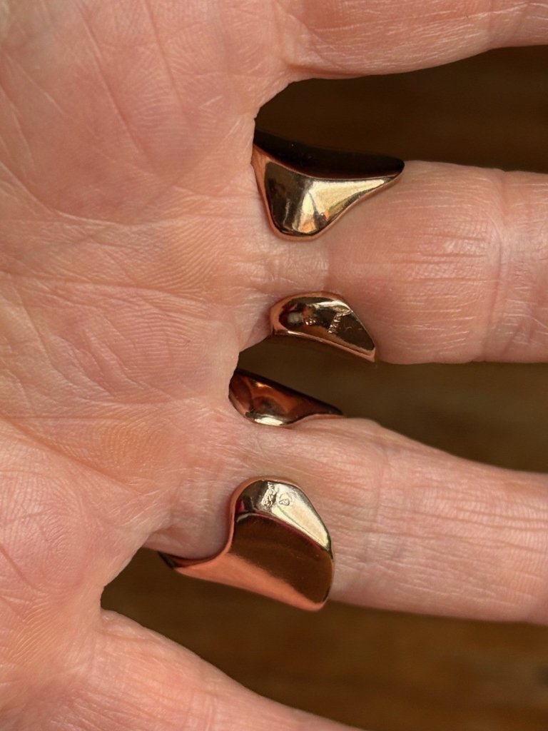 Pebbles Wellenring, handgefertigt von Kateryna Pishon / Hyrv, Sterlingsilber 14k rosévergoldet. Bei Noor Disain.