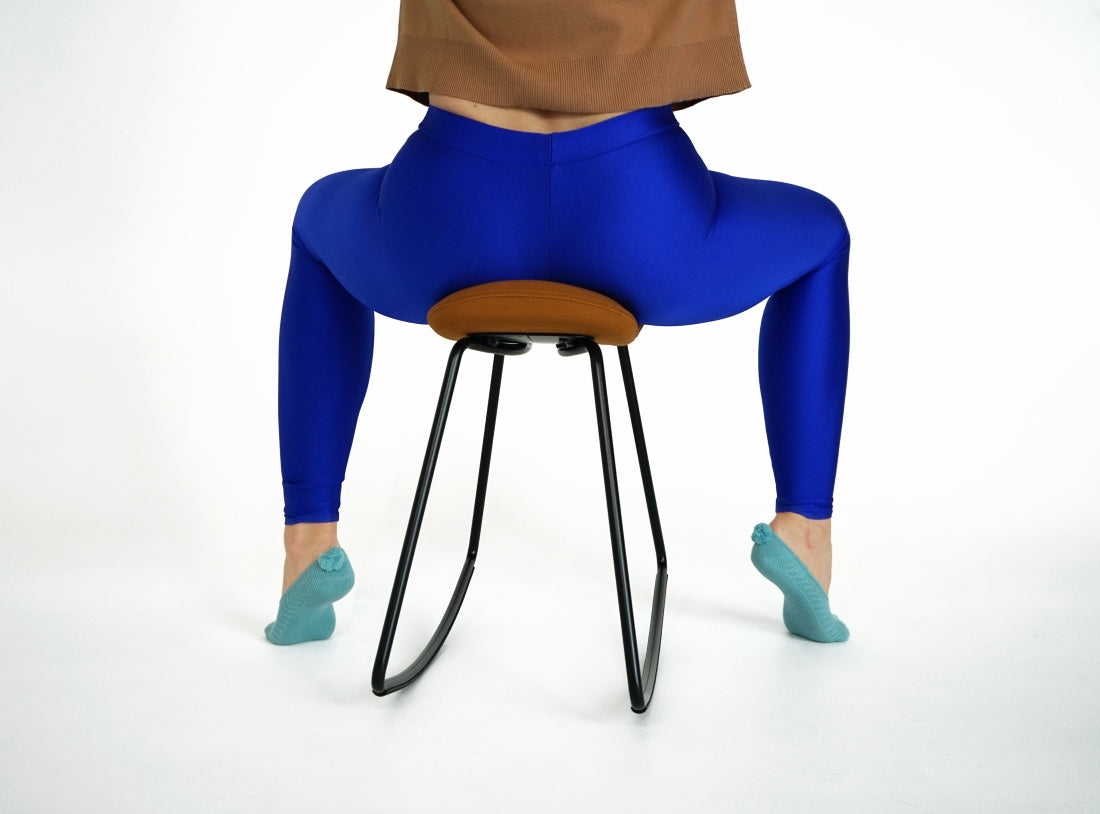 Sattelposition auf dem ergonomischen Bürohocker JOJIKO in skandinavischem Stil von Muista