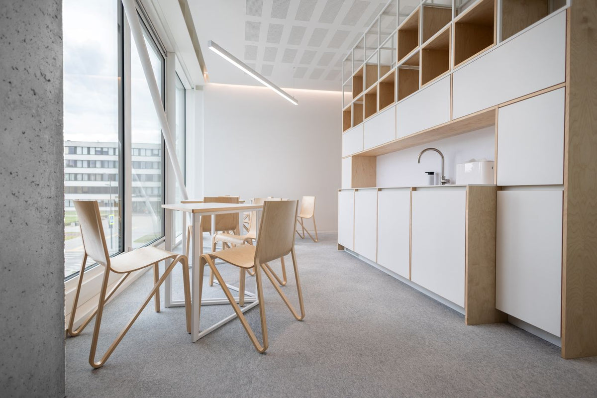 Stühle ZESTY in heller Eiche am runden Tisch in einer offenen Küche