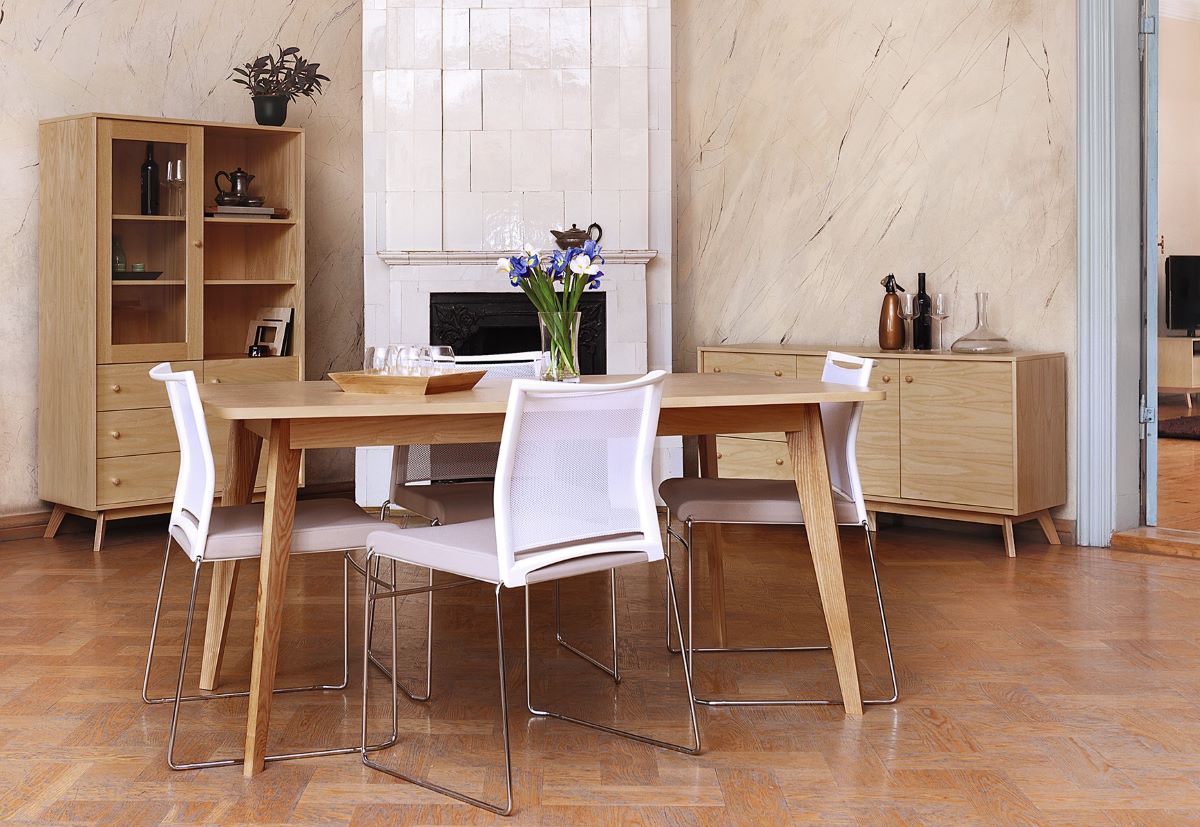 Esstisch KENSAL in 160 cm Länge mit 4 weißen Stühlen in einer modern eingerichteten Wohnung mit Parkettboden, Hersteller: Woodman