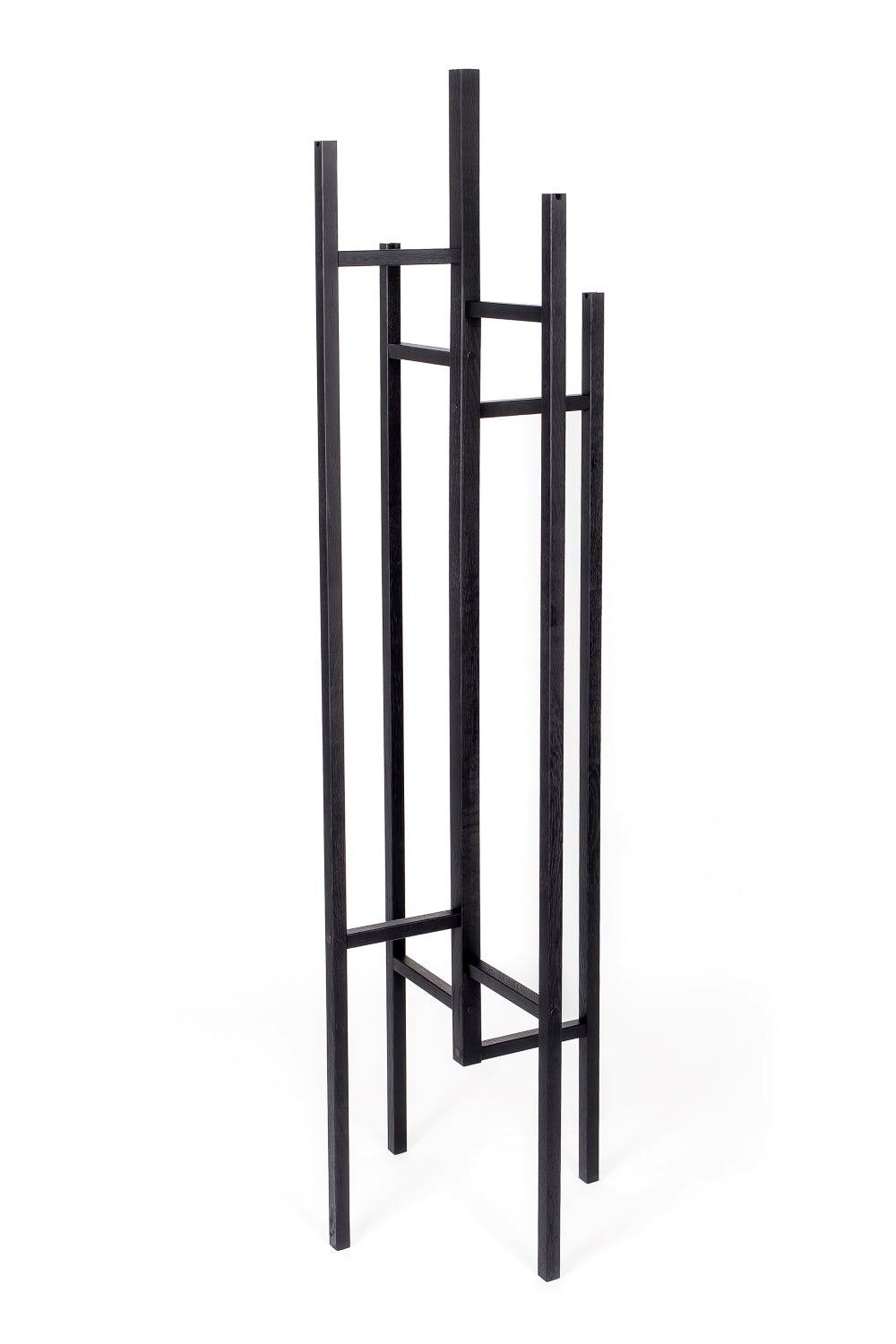 Garderobenständer EIGEN in der Farbe Schwarz aus Eiche massiv, freigestellt, Design von Leonhard Pfeifer, Hersteller: Woodmann