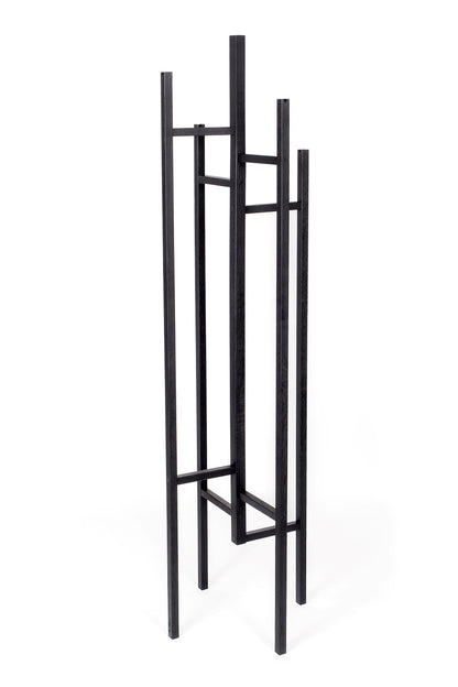 Garderobenständer EIGEN in der Farbe Schwarz aus Eiche massiv, freigestellt, Design von Leonhard Pfeifer, Hersteller: Woodmann