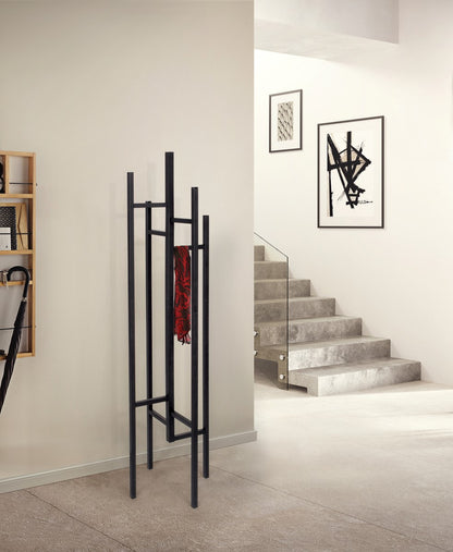 Garderobenständer EIGEN in der Farbe Schwarz aus Eiche massiv in einem modernen Treppenhaus, Design von Leonhard Pfeifer, Hersteller: Woodmann