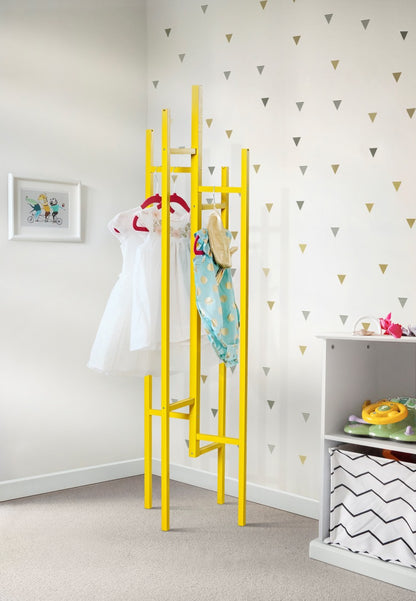 Garderobenständer EIGEN in der Farbe Gelb aus Buche massiv in einem Kinderzimmer, Design von Leonhard Pfeifer, Hersteller: Woodmann