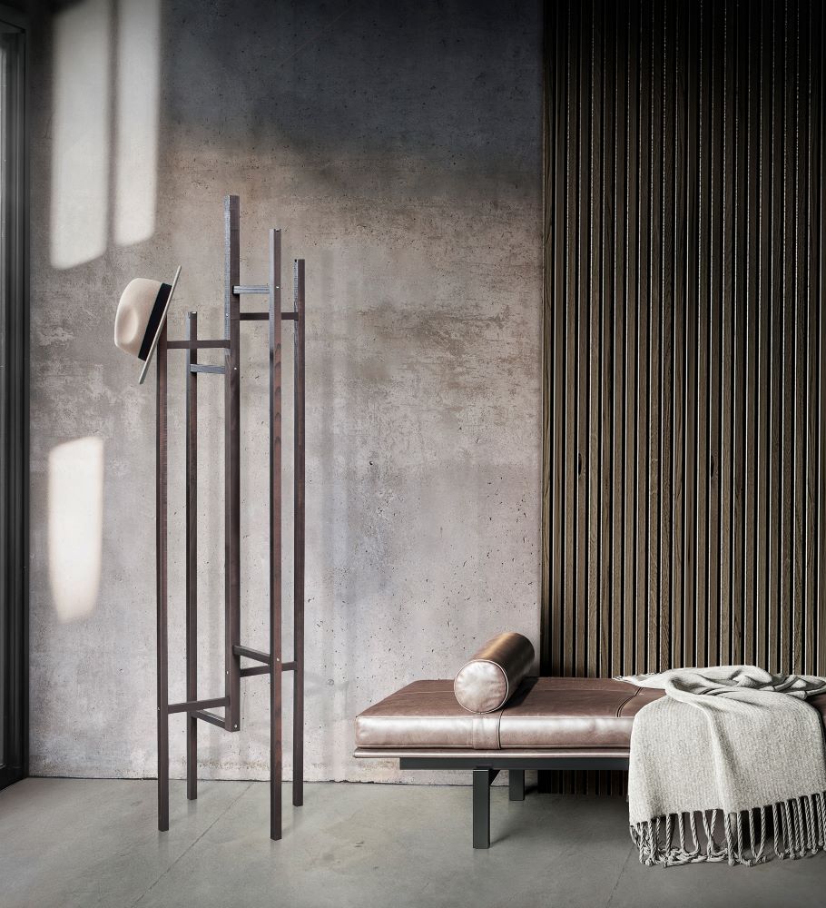 Garderobenständer EIGEN in der Farbe Grau aus Buche massiv in einem modernen Zimmer, Design von Leonhard Pfeifer, Hersteller: Woodmann