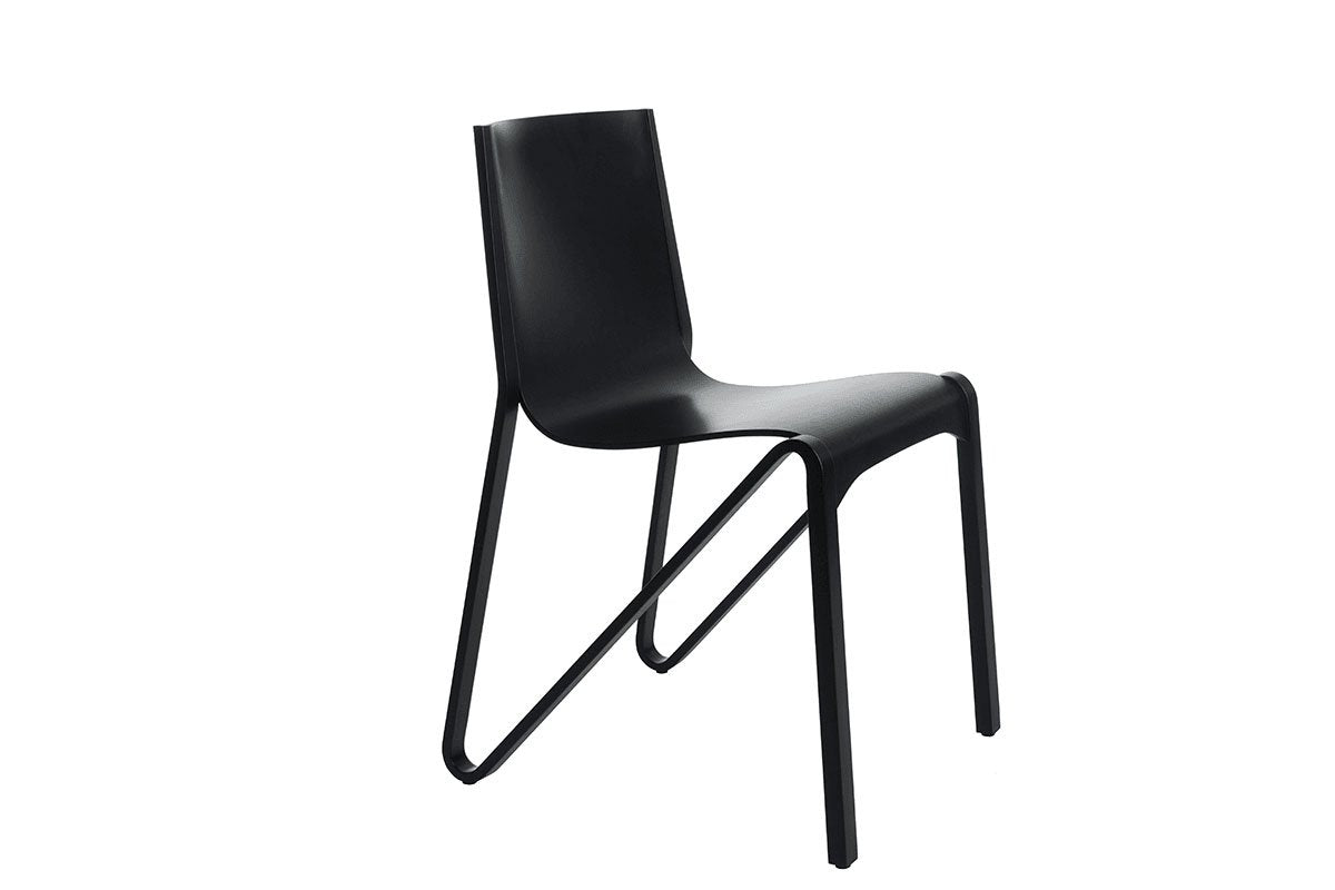 Esszimmerstuhl ZESTY in Eiche schwarz gebeizt, Ansicht schräg von vorn