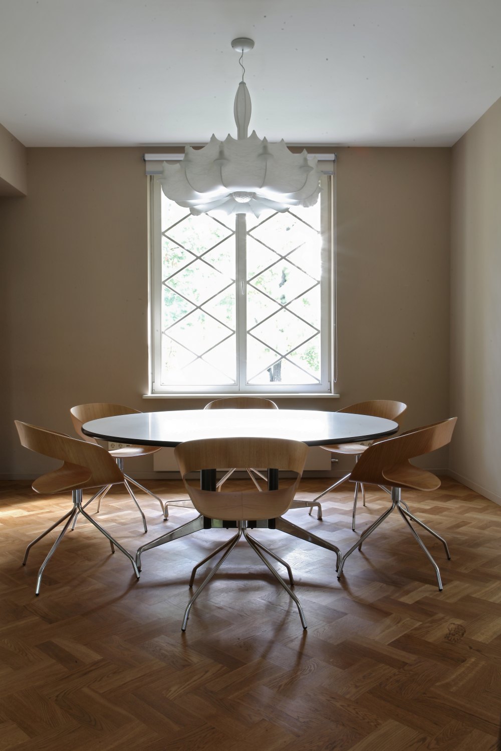 6 drehbare Esszimmerstühle CHAT SWIVEL in Birke um einen runden Tisch