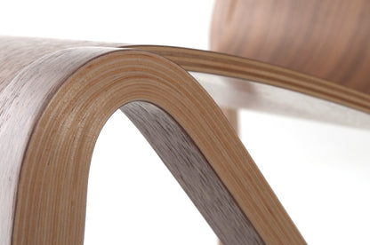 Detail ZESTY: gebogene Kante aus Formsperrholz mit sichtbaren Holzschichten