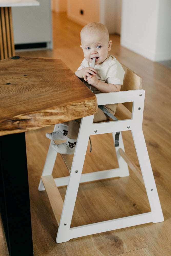 Nachhaltige Kindermöbel in skandinavischem Design: Babyhochstuhl des lettischen Herstellers Duck Woodworks