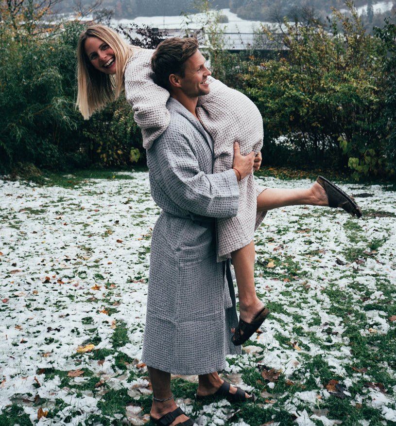 Waffelpiqué-Bademantel für Herren und Damen vom litauischen Hersteller Linen Tales