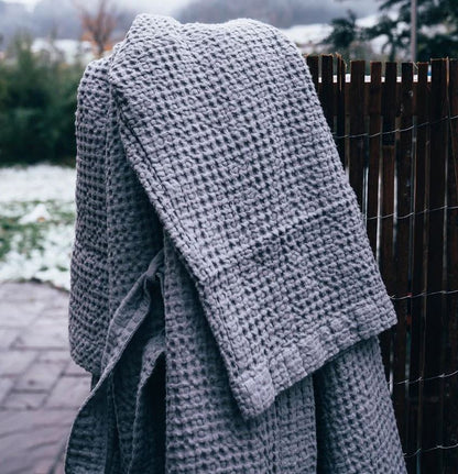 Struktur des Waffelpiqué-Bademantels in Hellgrau vom litauischen Hersteller Linen Tales