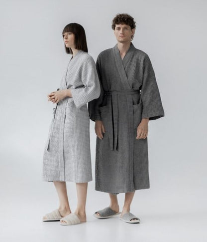 Waffelpiqué-Bademantel in Hellgrau und Dunkelgrau vom litauischen Hersteller Linen Tales