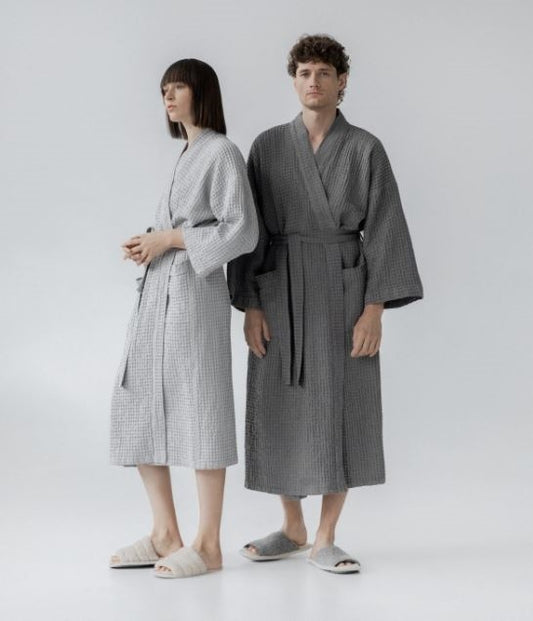 Waffelpiqué-Bademantel in Hellgrau und Dunkelgrau vom litauischen Hersteller Linen Tales