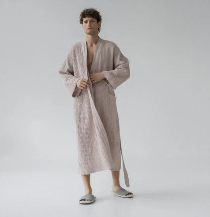 Waffelpiqué-Bademantel in Powder mit Gürtel vom litauischen Hersteller Linen Tales