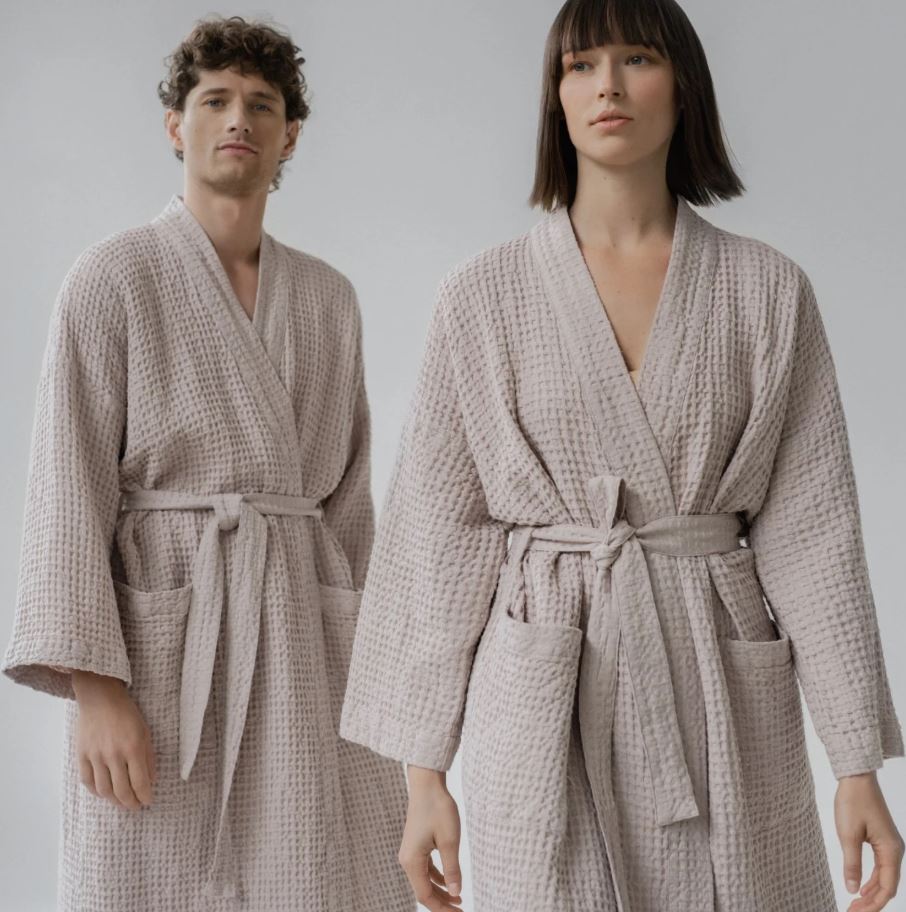 Weicher Waffelpiqué-Bademantel in Powder vom litauischen Hersteller Linen Tales