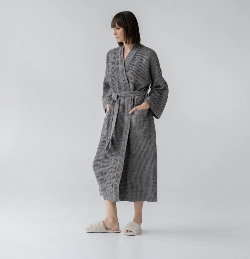 Waffelpiqué-Bademantel in Dunkelgrau vom litauischen Hersteller Linen Tales