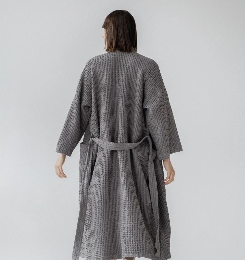 Rückenansicht von Waffelpiqué-Bademantel in Dunkelgrau vom litauischen Hersteller Linen Tales