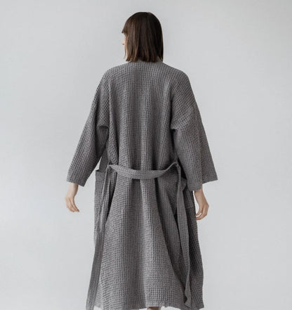 Rückenansicht von Waffelpiqué-Bademantel in Dunkelgrau vom litauischen Hersteller Linen Tales