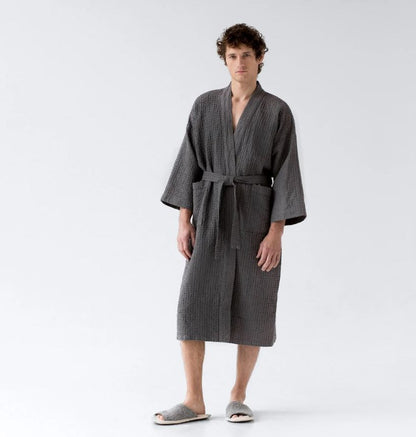 Waffelpiqué-Bademantel in Dunkelgrau vom litauischen Hersteller Linen Tales