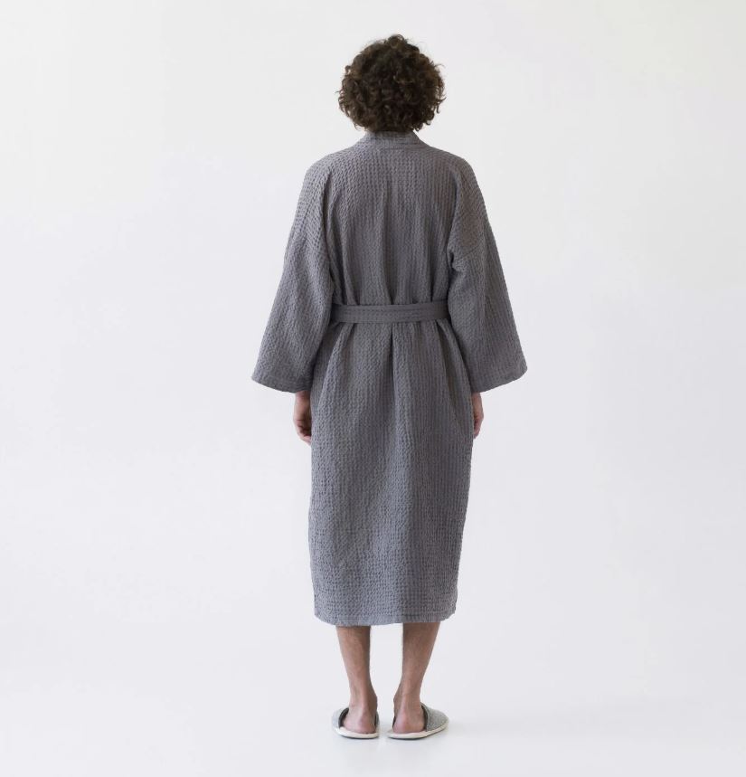 Rückenansicht Waffelpiqué-Bademantel Dunkelgrau vom litauischen Hersteller Linen Tales