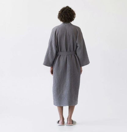Rückenansicht Waffelpiqué-Bademantel Dunkelgrau vom litauischen Hersteller Linen Tales