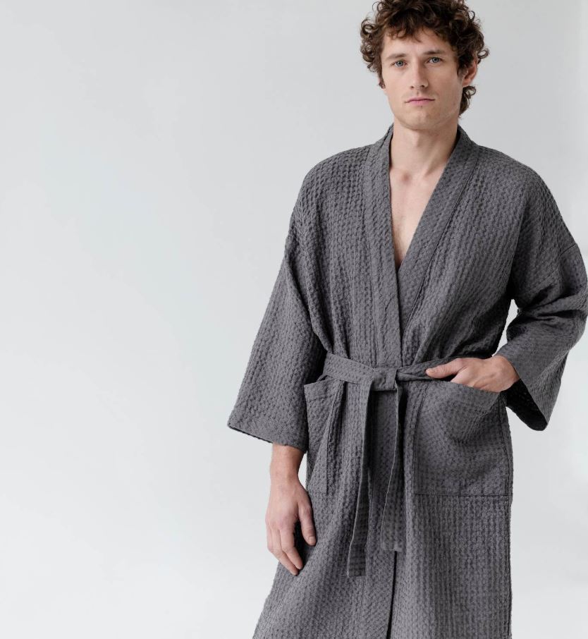 Waffelpiqué-Bademantel mit 3/4 Ärmel in Dunkelgrau vom litauischen Hersteller Linen Tales