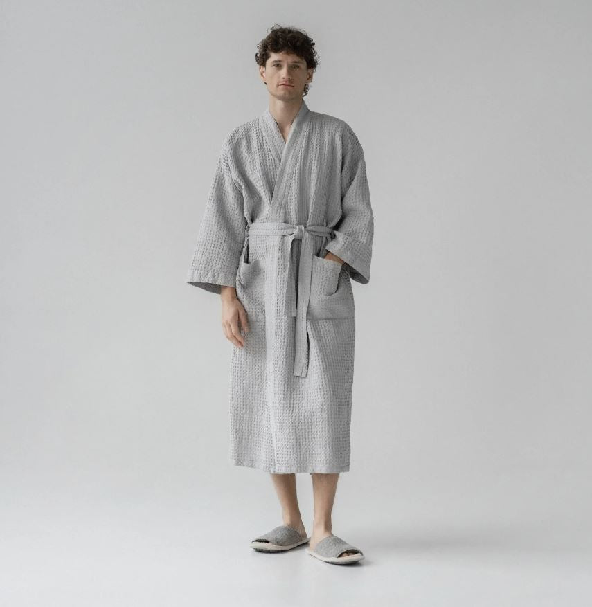 Waffelpiqué-Bademantel in Hellgrau mit großen Taschen vom litauischen Hersteller Linen Tales
