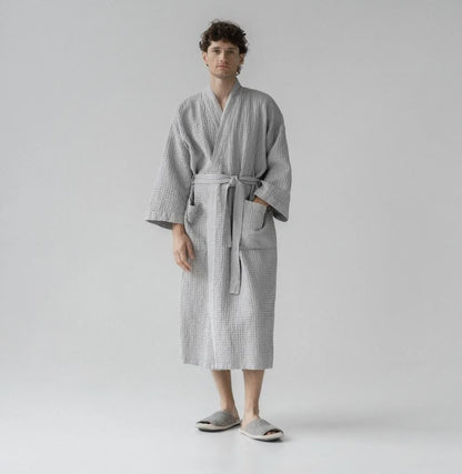 Waffelpiqué-Bademantel in Hellgrau mit großen Taschen vom litauischen Hersteller Linen Tales
