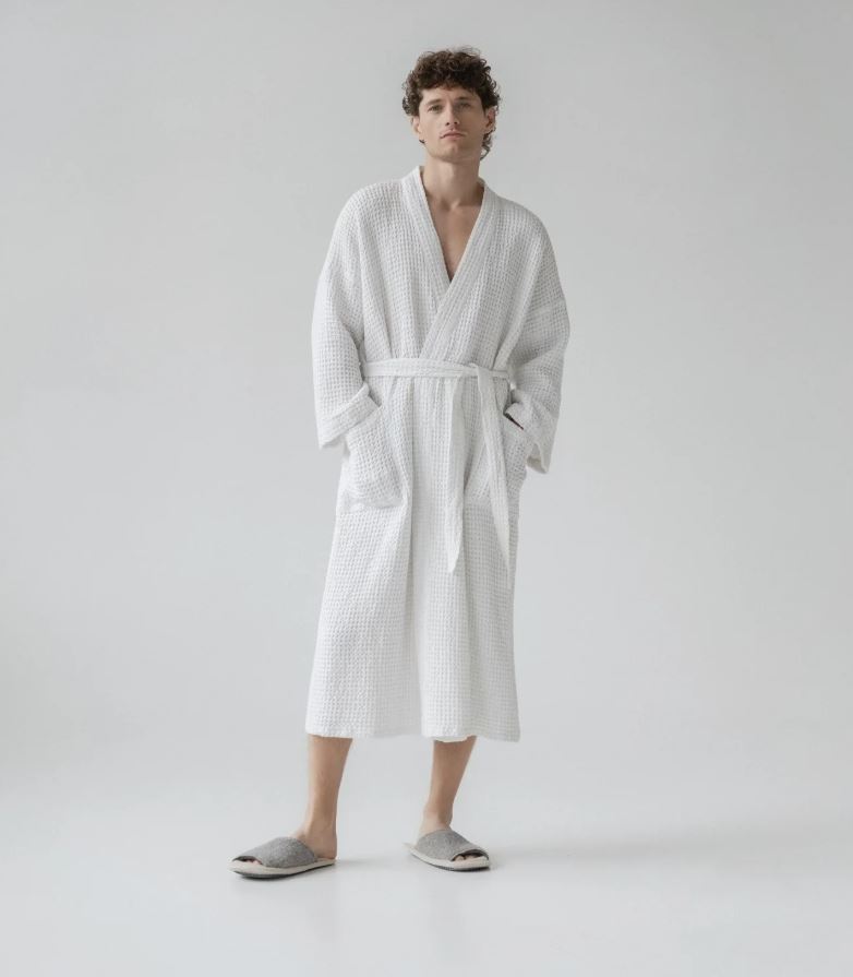 Waffelpiqué-Bademantel in Weiß vom litauischen Hersteller Linen Tales