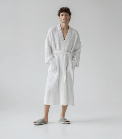 Waffelpiqué-Bademantel in Weiß vom litauischen Hersteller Linen Tales