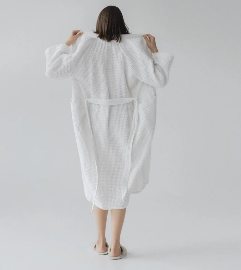 Waffelpiqué-Bademantel in Weiß vom litauischen Hersteller Linen Tales