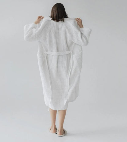 Waffelpiqué-Bademantel in Weiß vom litauischen Hersteller Linen Tales