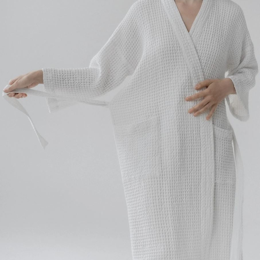 Waffelpiqué-Bademantel in Weiß mit praktischem Gürtel vom litauischen Hersteller Linen Tales