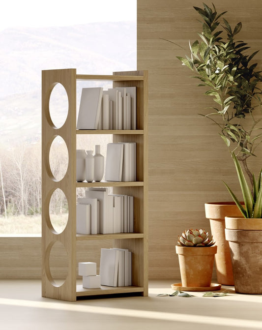 Bücherregal BAU mit markanten kreisrunden Öffnungen in einer modernen Wohnung. Hersteller: Woodman