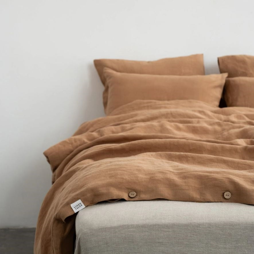 Nachhaltig und in Handarbeit gefertigte Leinen-Bettwäsche Camel im Set in skandinavischen Stil von Linen Tales aus Vilnius