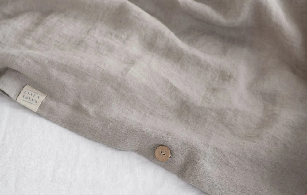 Detailaufnahme von Leinen-Bettwäsche Natur im Set in skandinavischen Stil des litauischen Herstellers Linen Tales