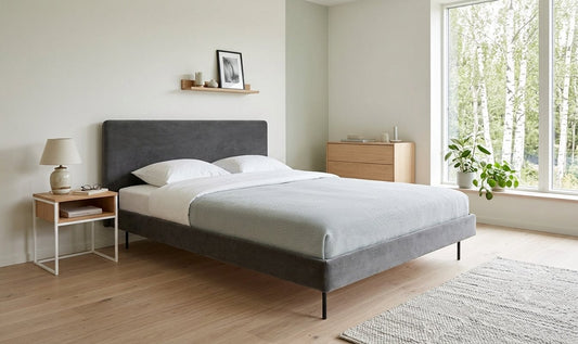 Bett LESS 140 in einem hellen Schlafzimmer mit Blick nach draußen, Hersteller: Oot-Oot