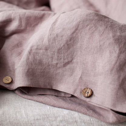 Knopfverschluss aus natürlicher Kokosnussschale beim Bettbezug Ashes of Roses aus 100% Leinen in skandinavischem Stil von Linen Tales