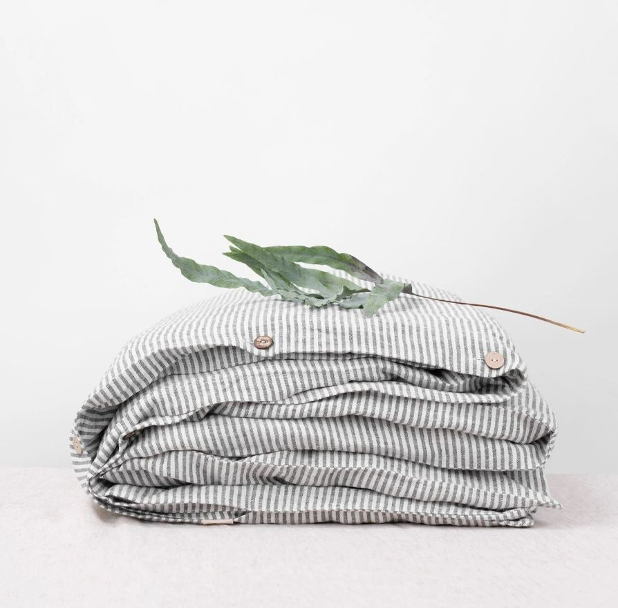 Hochwertiger Bettbezug aus 100% Leinen Black Stripes in skandinavischem Stil des litauischen Herstellers Linen Tales