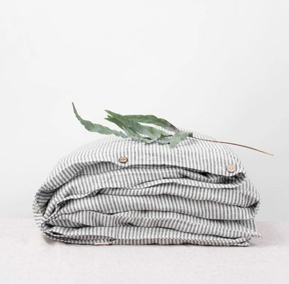 Hochwertiger Bettbezug aus 100% Leinen Black Stripes in skandinavischem Stil des litauischen Herstellers Linen Tales