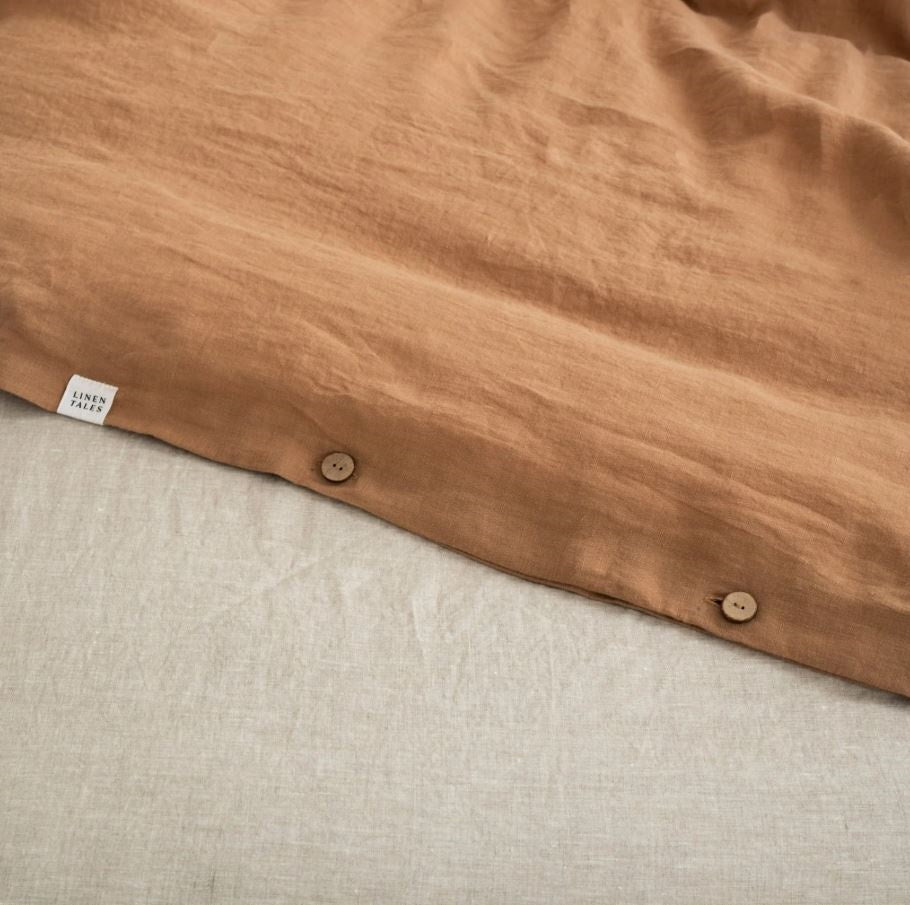 Knopfverschluss aus natürlicher Kokosnussschale beim Bettbezug Camel aus 100% Leinen in skandinavischem Stil von Linen Tales